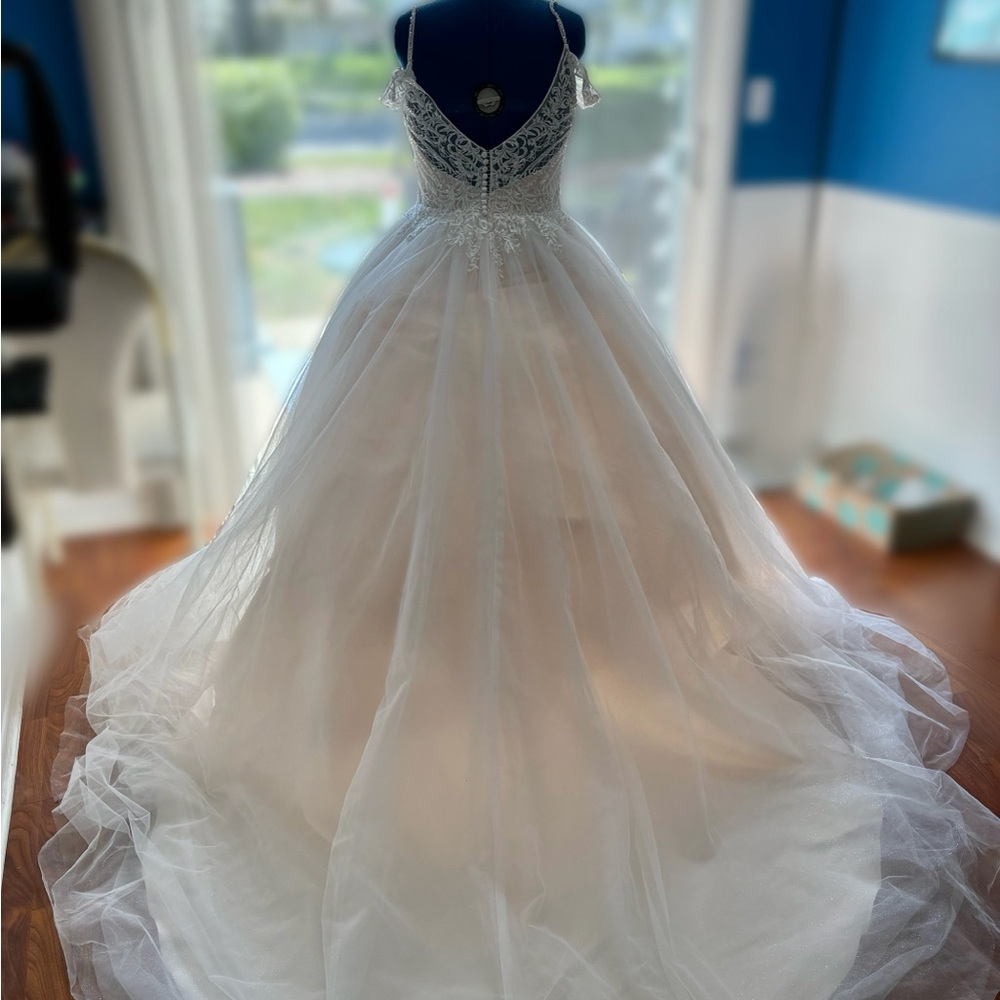 NEVER WORN Elegant White Lace Wedding Ball Gown Brand New Size 14